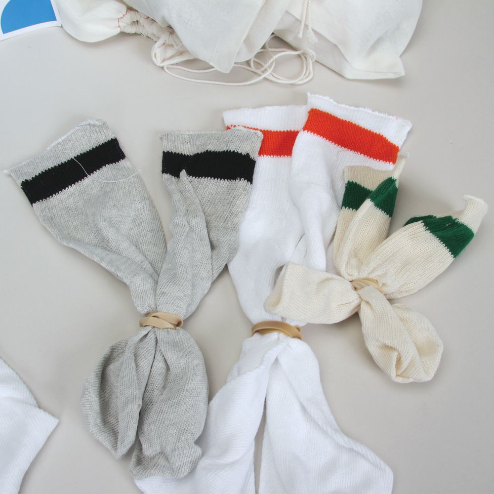 Pairs of socks are used to model the process of meiosis